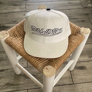 Mitchell & Ness Off White Cap 7 1/4